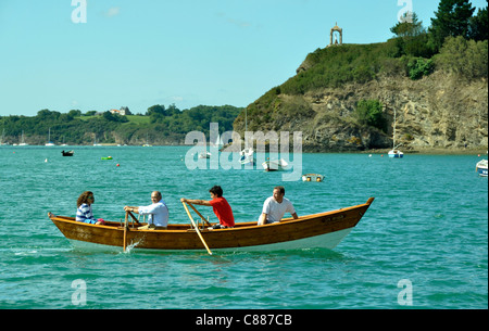 Maritimen Events: "Doris: de Cale de Cale". Dory in St. Suliac Bucht (Fluss Rance, Ille et Vilaine, Bretagne, Frankreich. Stockfoto