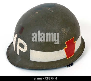 M1 Stahlhelm aus dem Vietnam-Krieg zu bekämpfen. Amerikanische militärische Polizei, 28. Infanterie-Division-Logo an der Seite. Stockfoto