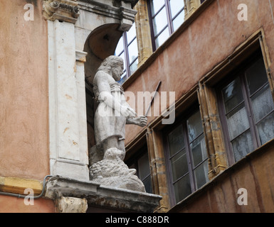 Statue am Haus an der Rue Saint-Jean auf Old Town in Lyon City, Frankreich Stockfoto