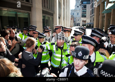 Polizeilinien blockiert Paternoster Square Zusammenstoß mit Demonstranten. London-Protest, 15. Oktober 2011 zu besetzen. Protest aus den USA mit diesen Demonstrationen in London und anderen Städten weltweit verbreitet. Das "Besetzen" Bewegung breitet sich über social Media. Stockfoto