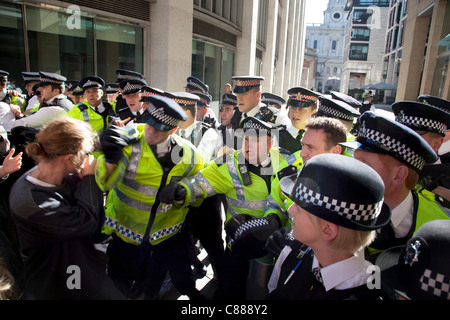 Polizeilinien blockiert Paternoster Square Zusammenstoß mit Demonstranten. London-Protest, 15. Oktober 2011 zu besetzen. Protest aus den USA mit diesen Demonstrationen in London und anderen Städten weltweit verbreitet. Das "Besetzen" Bewegung breitet sich über social Media. Stockfoto