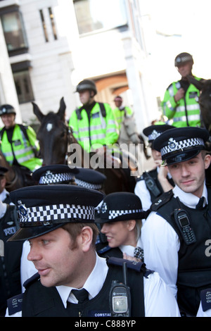 Polizei-Linien blockierende Paternoster Square. London-Protest, 15. Oktober 2011 zu besetzen. Protest aus den USA mit diesen Demonstrationen in London und anderen Städten weltweit verbreitet. Das "Besetzen" Bewegung breitet sich über social Media. Stockfoto