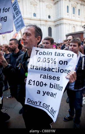 Homosexuell und menschliche Rechte Aktivist Peter Tatchell schließt sich mit dem Protest zu besetzen London Protest, 15. Oktober 2011. Protest aus den USA mit diesen Demonstrationen in London und anderen Städten weltweit verbreitet. Das "Besetzen" Bewegung breitet sich über social Media. Stockfoto