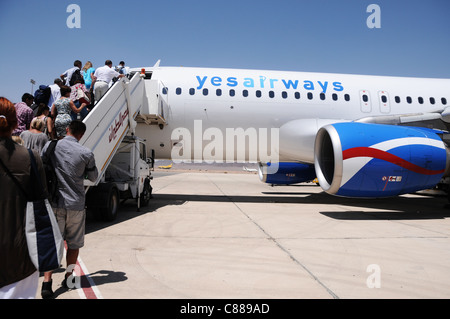 Einsteigen um ja Airways polnische Touristen charter Airline Airbus 320-200 Flugzeug am Flughafen in Taba, Ägypten Stockfoto