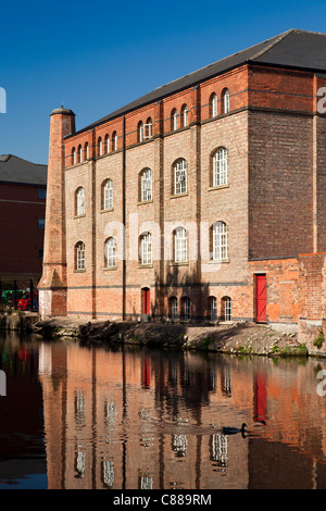 Not062 UK, Nottinghamshire, Nottingham, alte Canalside Lager spiegelt sich in Beeston Kanal Stockfoto
