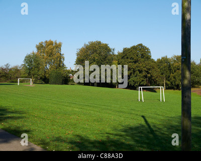 Leere Torpfosten im Spielfeld oder park Stockfoto