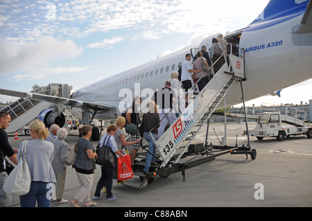 Einsteigen in polnische Touristen ja Airways Charter Airline Airbus 320-200 Flugzeug auf Okecie Flughafen in Warschau, Polen Stockfoto