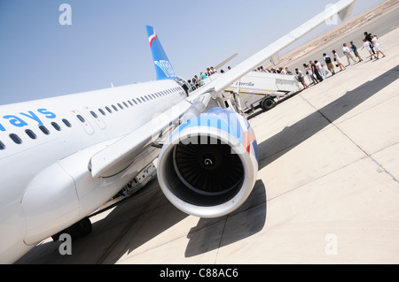 Einsteigen um ja Airways polnische Touristen charter Airline Airbus 320-200 Flugzeug am Flughafen in Taba, Ägypten Stockfoto