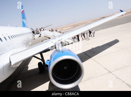 Einsteigen um ja Airways polnische Touristen charter Airline Airbus 320-200 Flugzeug am Flughafen in Taba, Ägypten Stockfoto