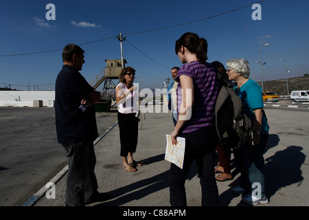 Anat shafir (Mitte), Mitglied der israelischen Friedensaktivisten Machsom Watch, zeigt einer Gruppe von Israelis am 15. Oktober 2011 den Za’tara oder Tapuah Checkpoint in der Nähe der Stadt Nablus im Westjordanland. Machsom Watch, oder Checkpoint Watch, ist eine Menschenrechtsgruppe israelischer Frauen, die im Februar 2001 gegründet wurde und Kontrollpunkte im Westjordanland und den Militärgerichten überwacht, aus Opposition zur israelischen Besatzung. Stockfoto