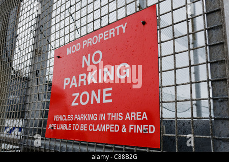 Kein Parkplatz Zone MOD Eigenschaft Zeichen Stockfoto