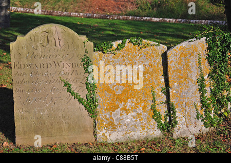 Alte Grabsteine auf dem Friedhof der Pfarrei Kirche von St.Mary es, Kirche Tor, Thatcham, Berkshire, England, Vereinigtes Königreich Stockfoto