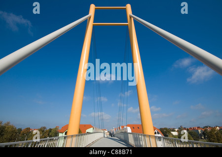 Fußgängerbrücke vor blauem Himmel Stockfoto