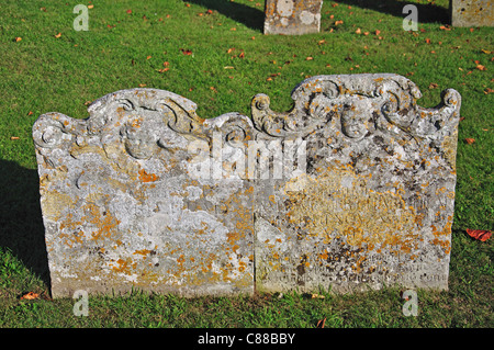 Alte Grabsteine auf dem Friedhof der Pfarrei Kirche von St.Mary es, Kirche Tor, Thatcham, Berkshire, England, Vereinigtes Königreich Stockfoto