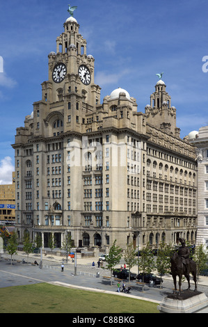 Royal Liver Building, Liver Birds, Liverpool, England, UK, Großbritannien, mit einer Statue von König Edward V11 im Vordergrund. Stockfoto
