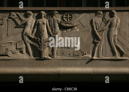 Allegorie der Wirtschaft, Handel und Industrie. Befreiung von der Franco-Ära auf das Bankgebäude auf Calle Alcala in Madrid, Spanien. Stockfoto