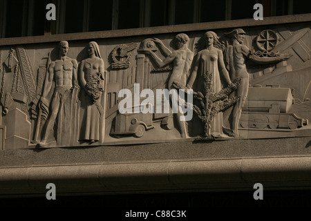 Allegorie der Wirtschaft, Handel und Industrie. Befreiung von der Franco-Ära auf das Bankgebäude auf Calle Alcala in Madrid, Spanien. Stockfoto