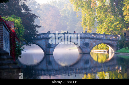 Clare College-Brücke über den Fluss Cam an einem nebligen Herbstmorgen Stockfoto