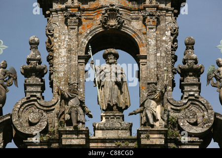 Statue des Heiligen Jakobus an der Obradorio Fassade der Kathedrale von Santiago de Compostela in Galicien, Spanien. Stockfoto