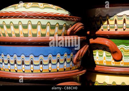 Bulgarien, Nessebar (aka Nessebar oder Nessebar). Traditionelle bulgarische Handwerk Keramik mit typischen bunten Muster. Stockfoto