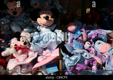 Souvenir-Shop mit Mickey Mouse und i-Ah Esel in Disneyland Paris, Frankreich. Stockfoto