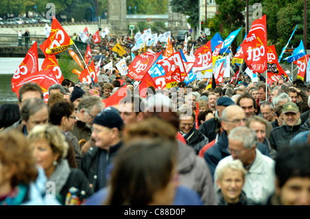 Veranstaltung über die Renten in Frankreich, für die Aufrechterhaltung der Pensionierung im Alter von 60 Jahren. Laval Stadt, Loire, Frankreich. Stockfoto