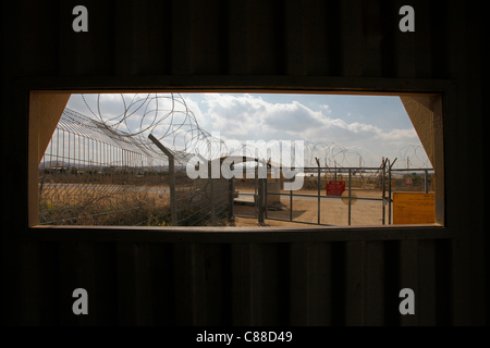 Ansicht einer "Landwirtschaftliche Tor "Checkpoint zwischen der Stadt Habla und seine landwirtschaftlichen Flächen in der "Naht Zone "über den Zaun in der Nähe der palästinensischen Stadt Kalkilia in Israel trennen Stockfoto