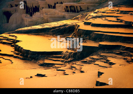 Pamukkale, was "Baumwollburg" bedeutet, in türkischem, natürlichem Travertin-Thermalbecken Denizli, Türkei. Stockfoto