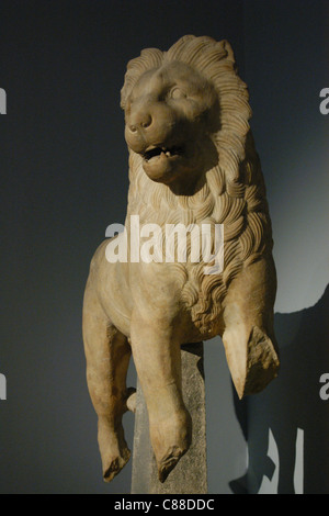 Statue des Löwen aus dem Mausoleum von Halikarnassos, gesehen im British Museum in London, England, UK. Stockfoto