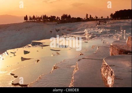 Pamukkale, was "Baumwollburg" bedeutet, in türkischem, natürlichem Travertin-Thermalbecken Denizli, Türkei. Stockfoto