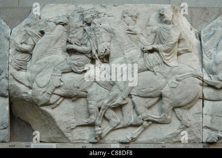 Detail des Marmorfrieses der Elgine aus Parthenon im British Museum in London, England, Großbritannien. Stockfoto