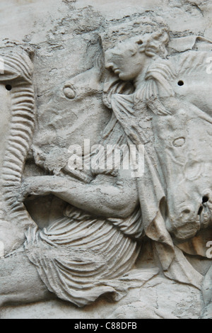 Detail des Marmorfrieses der Elgine aus Parthenon im British Museum in London, England, Großbritannien. Stockfoto