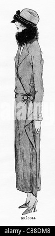 Mode-Illustration, ca. 1922. Anzug Beige Serge Mufflon mit Braunbär Kragen von Designer Drécoll Stockfoto