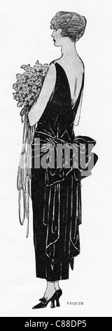 Mode-Illustration, ca. 1922. Drapierte Kleid in schwarzem Samt von Designer Paquin Stockfoto