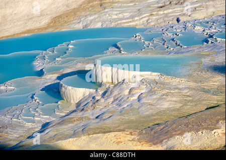 Pamukkale, was "Baumwollburg" bedeutet, in türkischem, natürlichem Travertin-Thermalbecken Denizli, Türkei. Stockfoto