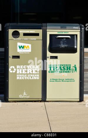 Recycling-Maschine und ein solar angetriebene Müllpresse außerhalb der USA. Stockfoto