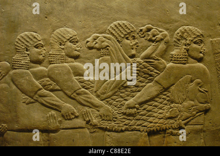 Assyrische Reliefs des königlichen Löwen jagen des Königs Ashurbanipal gesehen im British Museum in London, England, UK. Stockfoto
