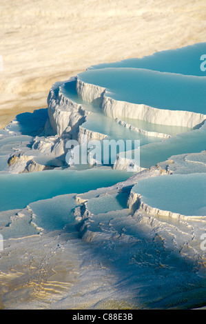Pamukkale, was "Baumwollburg" bedeutet, in türkischem, natürlichem Travertin-Thermalbecken Denizli, Türkei. Stockfoto