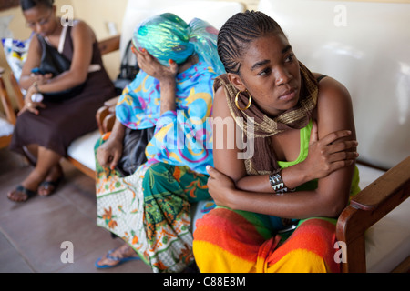 Eine junge Frau wartet auf reproduktive Gesundheitsdienstleistungen in einer Klinik in Dar Es Salaam, Tansania, Ostafrika. Stockfoto