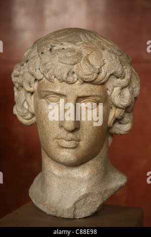 Römische Marmorbüste von Antinoos als Dionysos von ca. 130 n. Chr. auf dem Display im Louvre in Paris, Frankreich. Stockfoto