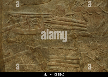 Transport von Libanon-Zeder. Assyrische Fries aus dem Palast von König Sargon II in Dur Sharrukin auf dem Display im Louvre in Paris, Frankreich. Stockfoto