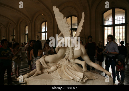 Die Psyche wurde durch Amors Kuss wiederbelebt. Marmorstatue des Bildhauers Antonio Canova im Louvre in Paris, Frankreich. Stockfoto