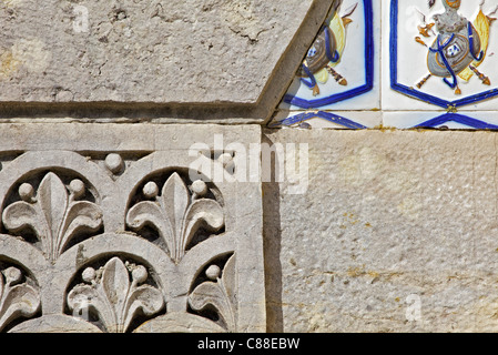Fleur de Lis Crest Wappen über dem Eingang zum Schloss Porcia Palast in