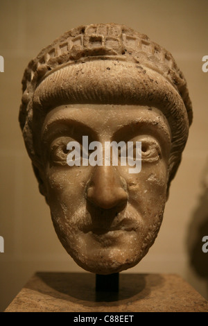 Marmorbüste von byzantinischen Kaiser Theodosius II. auf dem Display im Louvre in Paris, Frankreich. Stockfoto