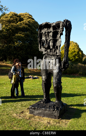 Thomas Houseago Skulptur Zwitter an der 2011 Frieze Art Fair, Regents Park, London, UK. Stockfoto