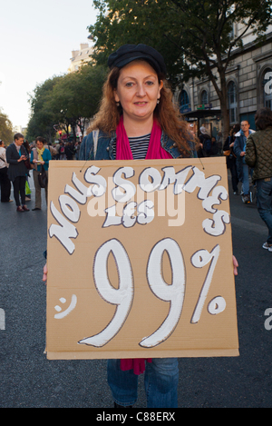 Paris, Frankreich, französische Frau mit Protestschild „Occupy France“, die gegen die Gier der Unternehmen und die Sparpolitik der Regierung protestiert. Demonstrierend, Internationale Unterstützung der Proteste von „Occupy Wall Street“, „Wir sind die 99 %“-JUGENDDEMO, junge Menschen, die gegen Aktien protestieren Stockfoto