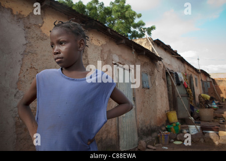 Eine Mädchen steht vor ihrer Familie Haus in Bamako, Mali, Westafrika. Stockfoto