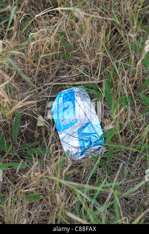 Zerkleinerte zuckerfrei kann Red Bull auf Fußweg, UK Stockfoto