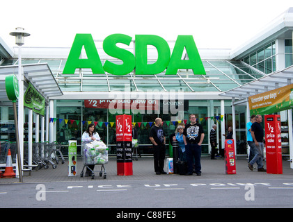 Menschen warten Taxis vor einem Asda Shop in Penryn, Cornwall, uk Stockfoto