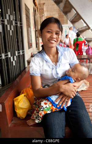 Eine Frau wartet auf Gesundheitsleistungen in einer reproduktiven Gesundheitsklinik in Kampong Cham, Kambodscha, Südost-Asien. Stockfoto